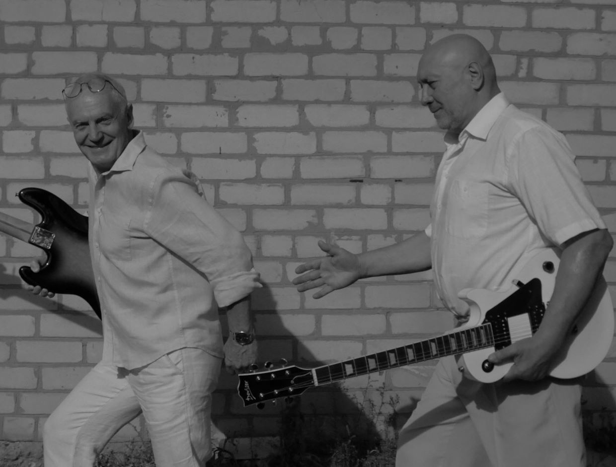 Solo Band musicians performing live